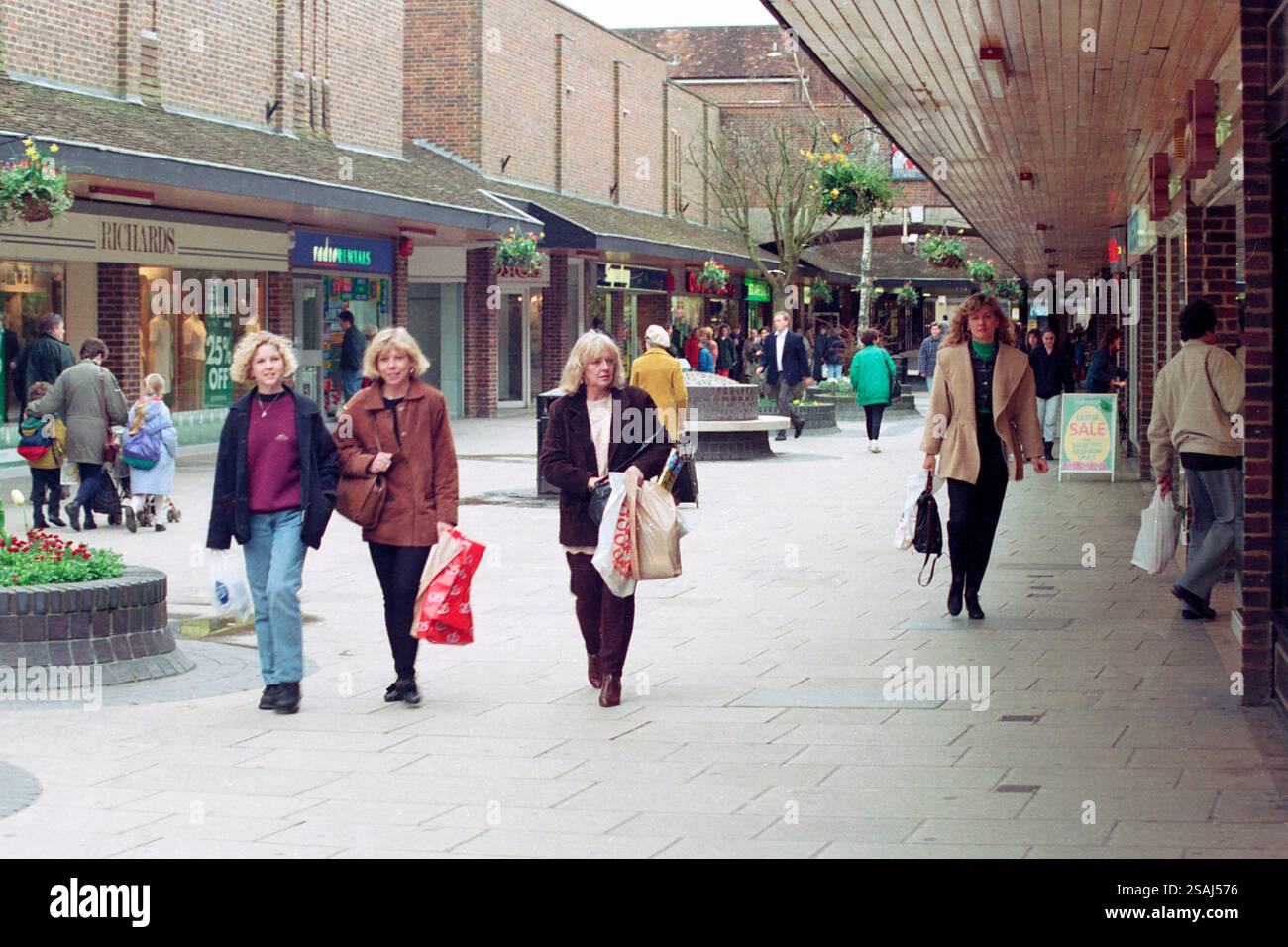 Centro commerciale Old George Mall a Salisbury, Wiltshire. 1993 Foto Stock