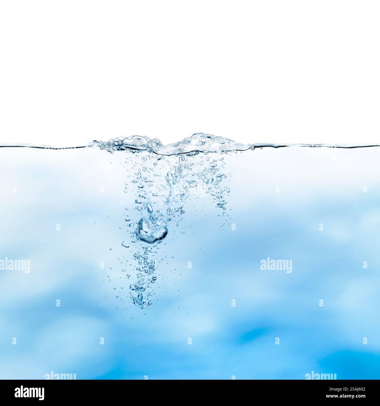 Spruzzi sulla superficie della linea d'acqua su sfondo blu astratto Foto Stock