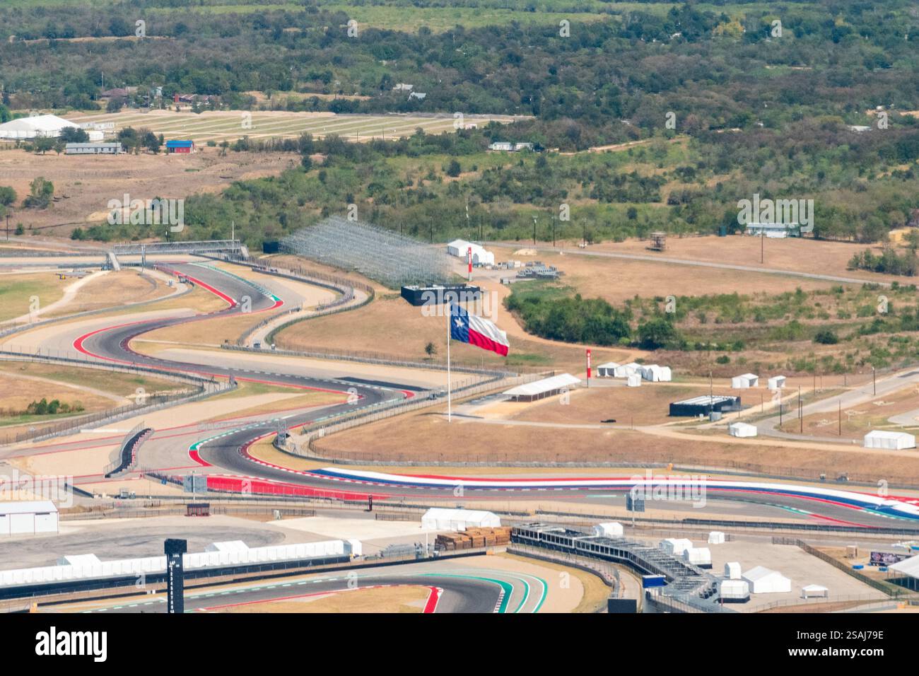 Austin, Texas, USA - 28 agosto 2023 - Vista aerea della bandiera del Texas mentre vola sopra il circuito di Formula 1 delle Americhe Foto Stock