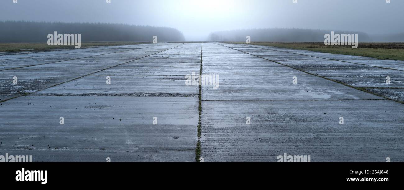 Un'immagine panoramica di una pista presso lo storico e abbandonato aeroporto RAF Davidstow Moor a Bodmin Moor in Cornovaglia nel Regno Unito. Foto Stock