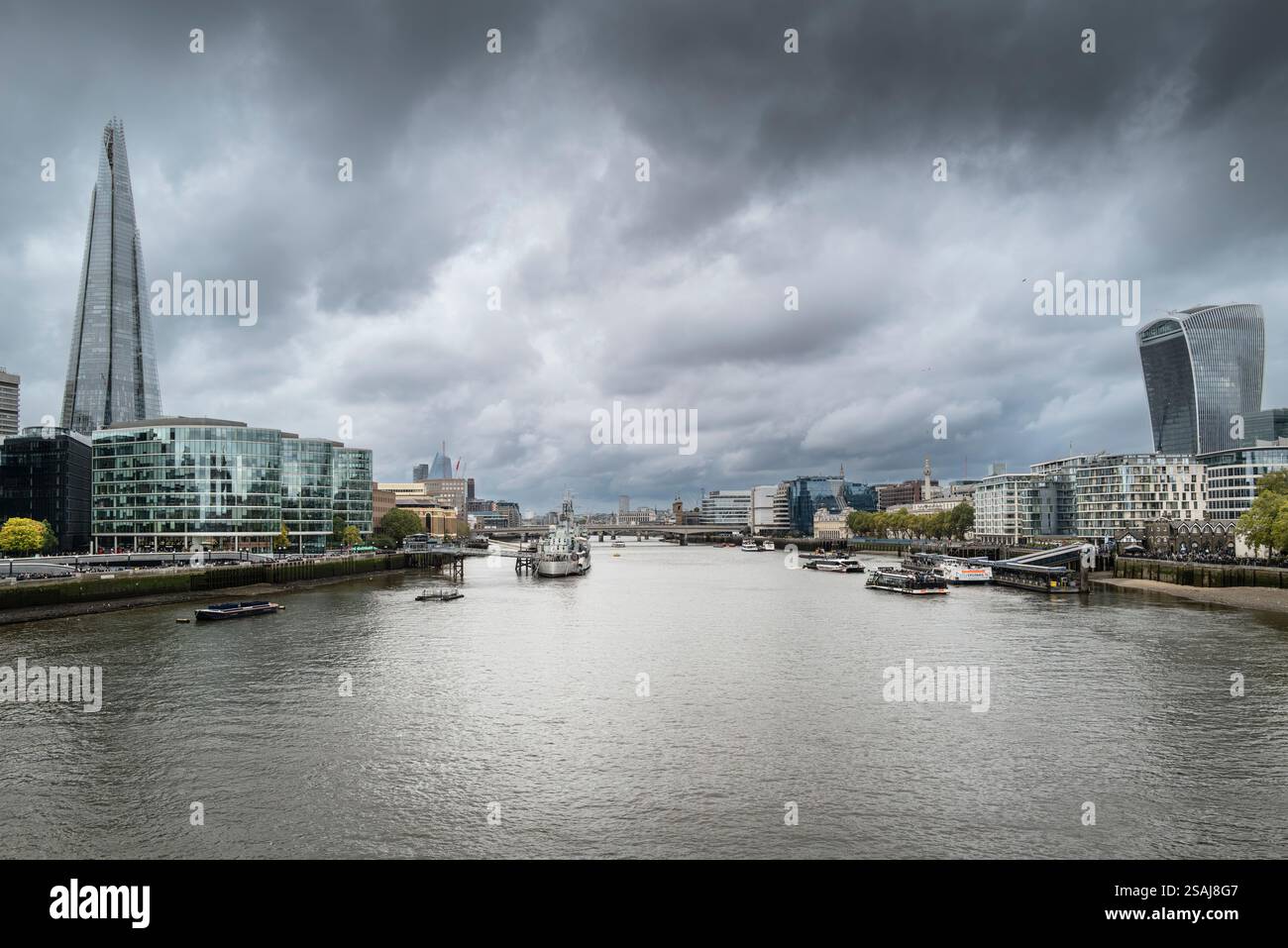 Una vista sul Tamigi, inclusi gli edifici iconici dello Shard e la Walkie Talkie Tower a Londra nel Regno Unito. Foto Stock
