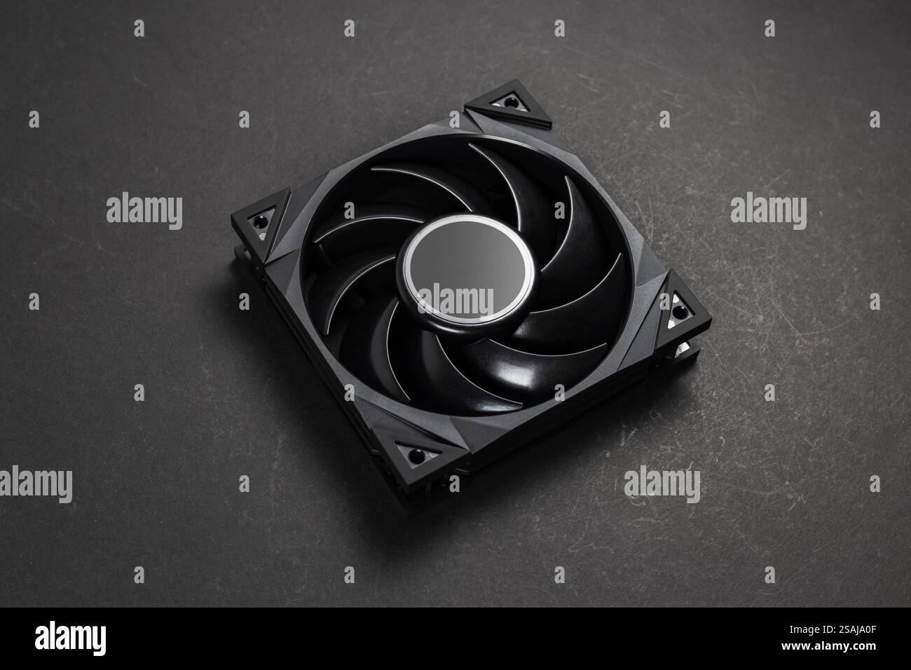 Refrigeratore nero per computer o sistema di raffreddamento, ventola CPU su sfondo scuro. Foto Stock