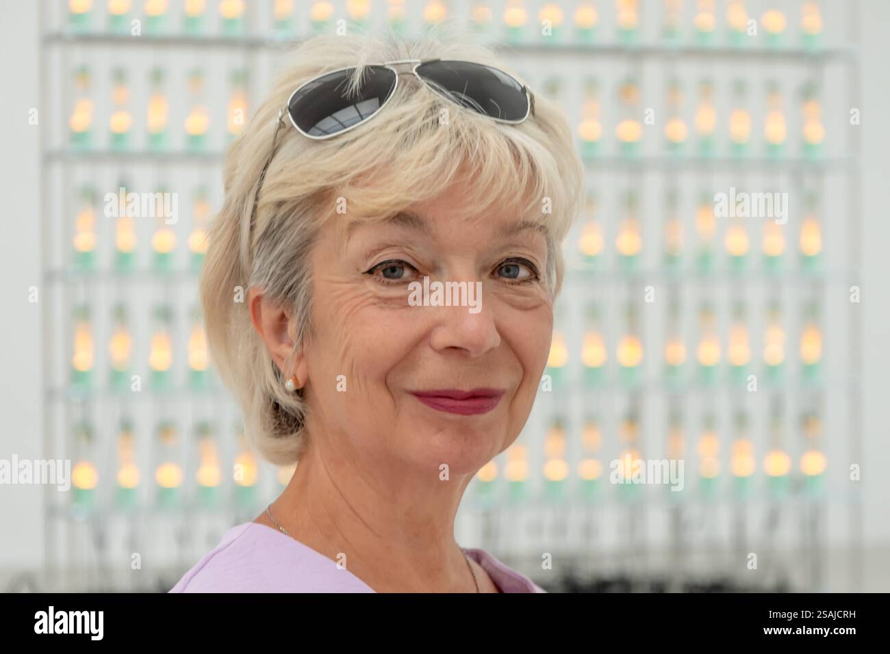 Ritratto di una donna elegante di 70-75 anni con occhiali da sole e acconciatura corta Foto Stock