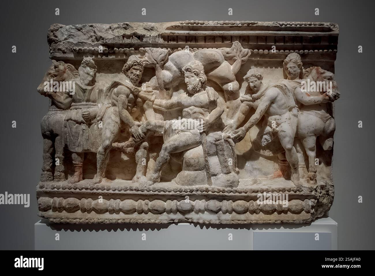 Antica arte etrusca, urna funeraria con Ulisse e Filottete, II secolo a.C., alabastro scolpito: Cortona, Arezzo, Toscana, Italia Foto Stock