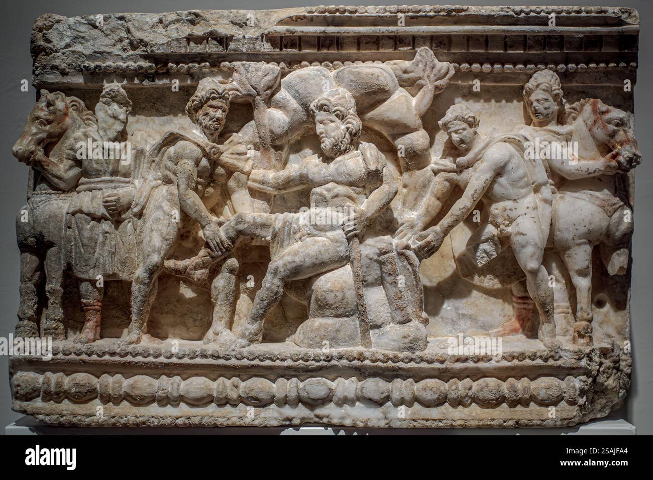 Antica arte etrusca, urna funeraria con Ulisse e Filottete, II secolo a.C., alabastro scolpito: Cortona, Arezzo, Toscana, Italia Foto Stock