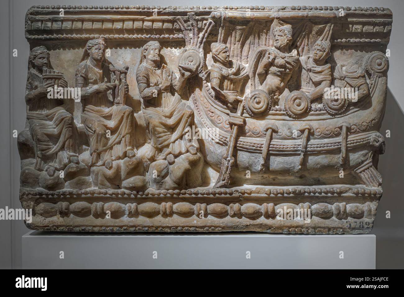 Antica arte etrusca, urna funeraria con Ulisse e Sirene, II secolo a.C., alabastro policromo intagliato: Da Volterra. Firenze, Toscana, IT Foto Stock