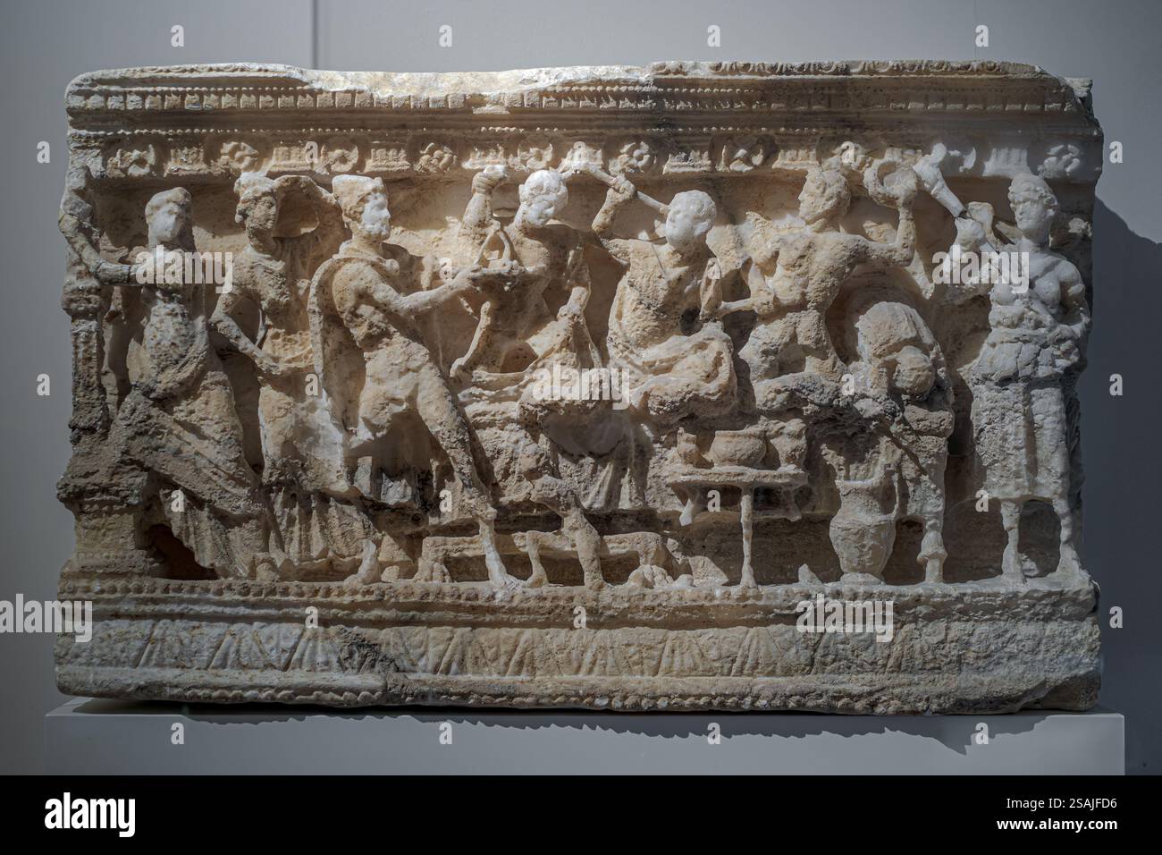 Antica arte etrusca, urna funeraria con Ulisse e massacro dei pretendenti, II secolo a.C., alabastro scolpito; dalla Necropoli del Portone: Foto Stock