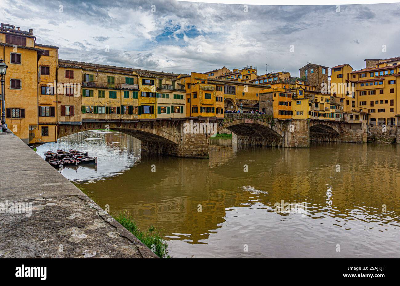 Ponte Vecchio oltre il fiume Arno in Firenze, Toscana, Italia Foto Stock