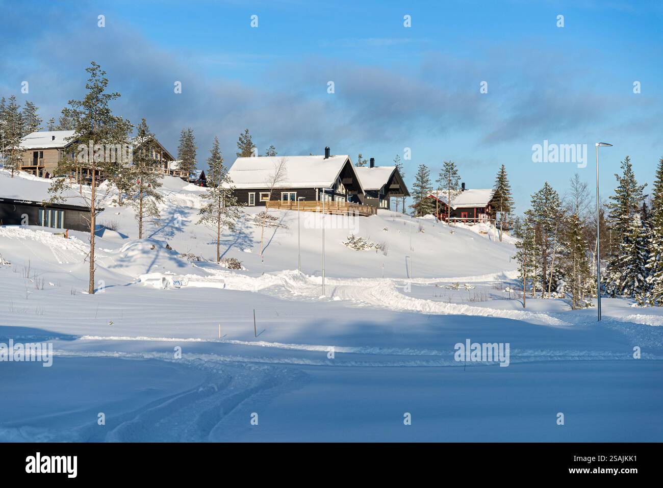 Cabine innevate nella località sciistica di Orsa in Svezia Foto Stock