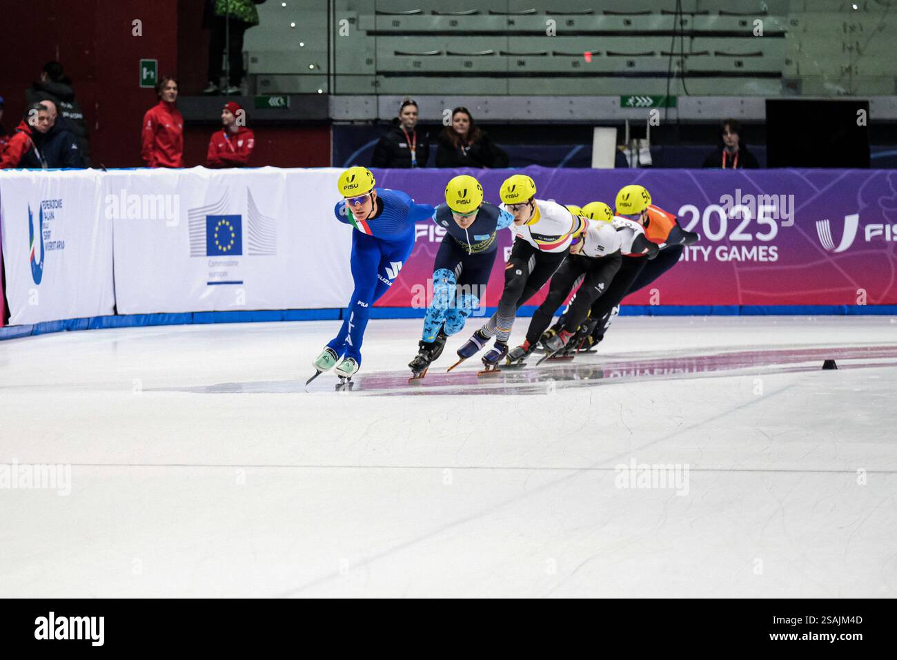 Alessandro Loreggia dell'Italia durante i quarti di finale Short Track Speed Skating maschile di 1500 m ai FISU Games 2025 di Torino. (Foto di Elena Vizzoca / SOPA Images/Sipa USA) Foto Stock