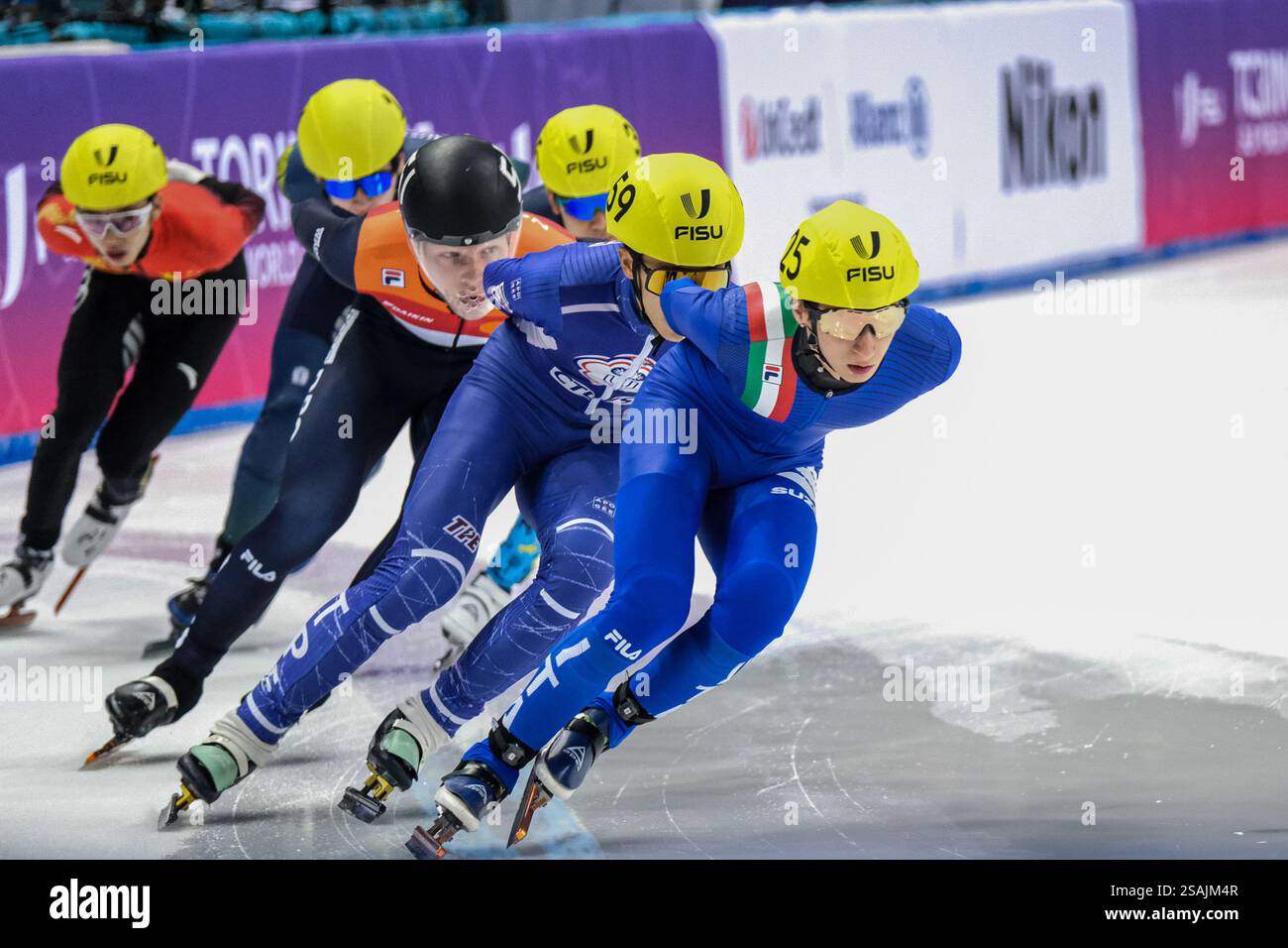 Alessandro Picchiarelli dell'Italia durante i quarti di finale Short Track Speed Skating maschile 1500m ai Giochi FISU 2025 di Torino. (Foto di Elena Vizzoca / SOPA Images/Sipa USA) Foto Stock