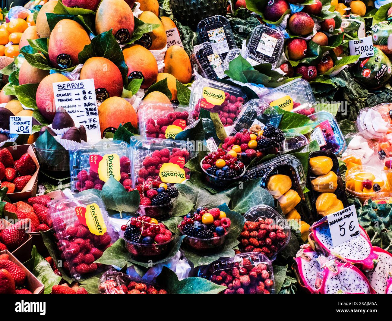 Una bancarella di frutta fresca al Mercat de la Boqueria a Las Ramblas a Barcellona, Catalogna, Spagna. Foto Stock