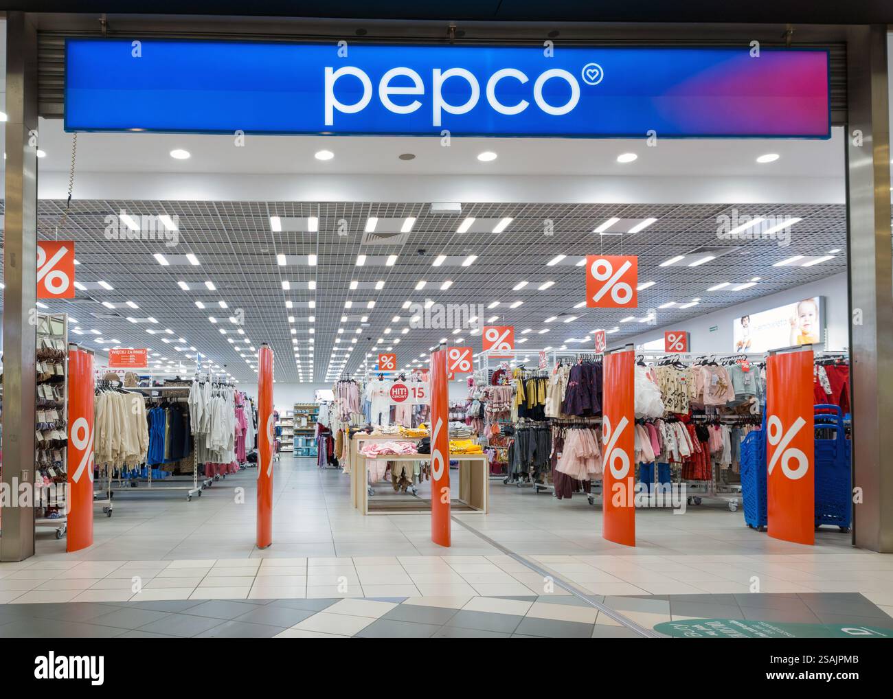 Poznan, Polonia. 3 gennaio 2025: Ingresso al negozio Pepco con cartelli di vendita Foto Stock