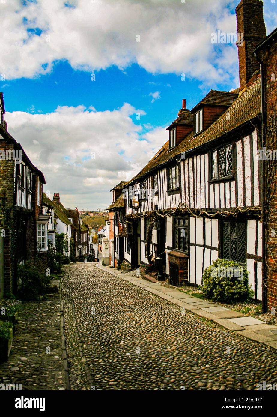 Il Mermaid Inn, affacciato sulla pittoresca Mermaid Street nella pittoresca cittadina di Rye, East Sussex, Inghilterra Foto Stock