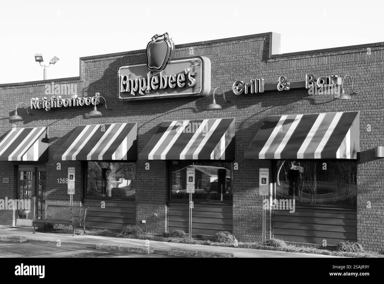 Esterno dell'Applebee's Neighborhood Grill & Bar negli Stati Uniti, una famosa catena di ristoranti informali conosciuta per il comfort food americano. Foto Stock