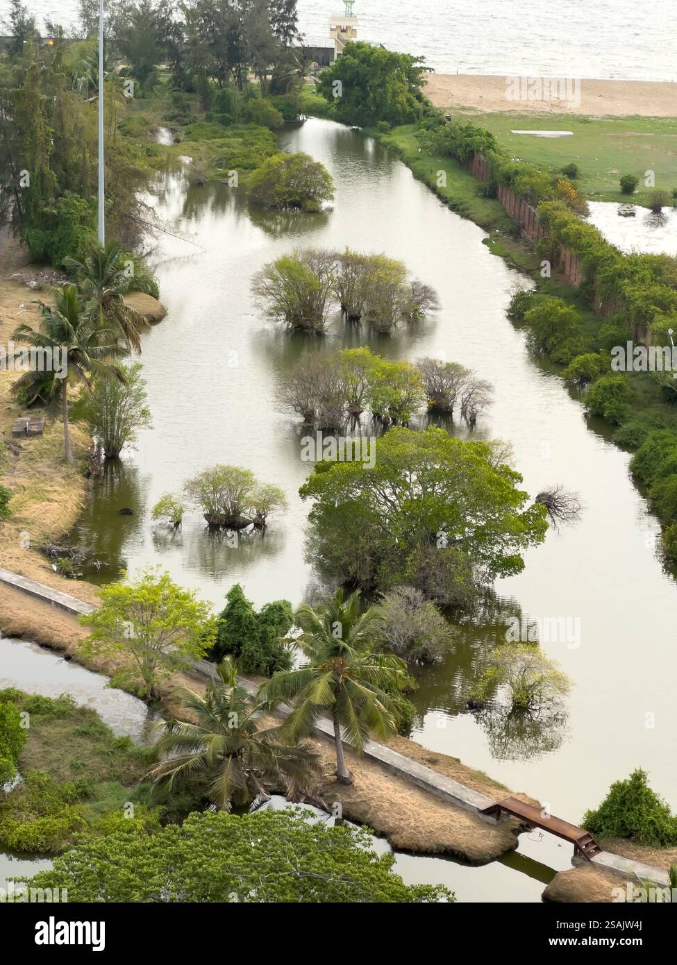 Vista mozzafiato dell'isola di Vypin e della spiaggia di Puthuvype dal faro di Vypin. Foto Stock
