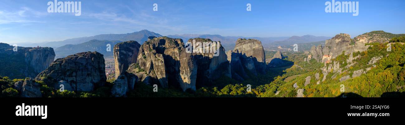 Monasteri collinari di Meteora in autunno, Trikala, Tessaglia, Grecia Foto Stock