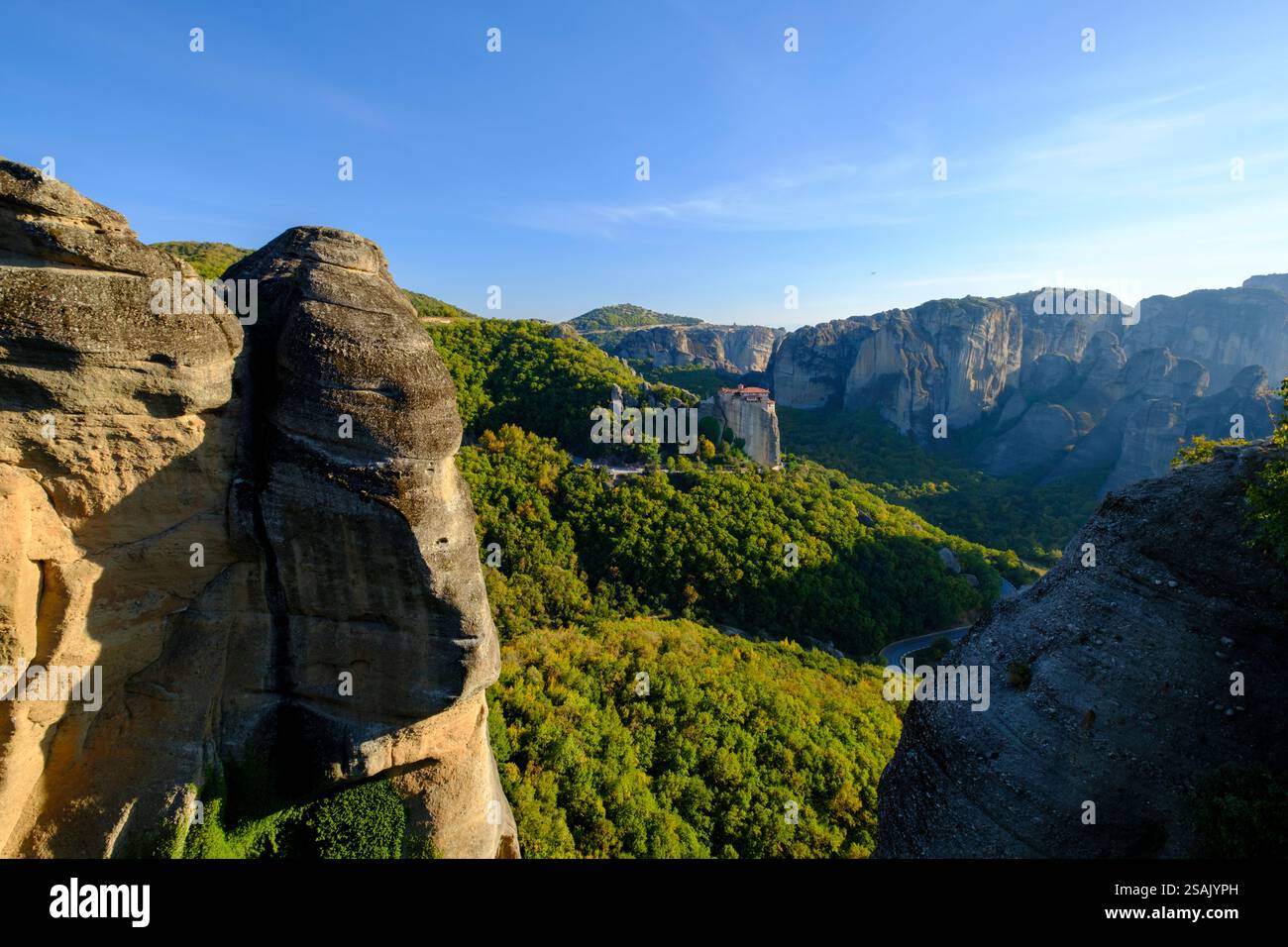 Monastero di Roussanou dietro la formazione rocciosa gigante, Meteora, Grecia Foto Stock