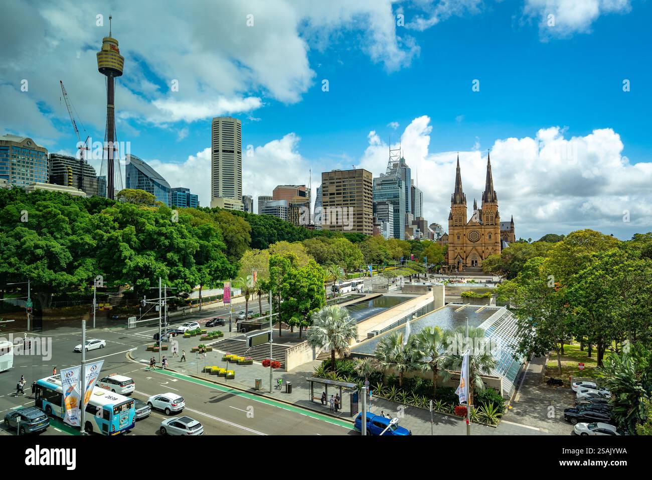 Sydney, NSW, Australia - punto panoramico della città che include la Cattedrale di Saint Mary e la Sydney Tower Eye Foto Stock