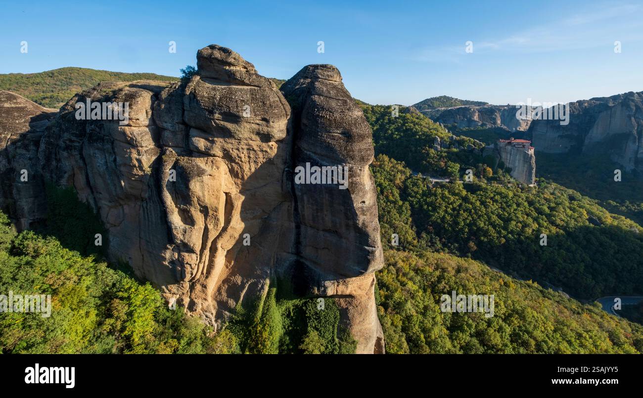 Monastero di Roussanou dietro la formazione rocciosa gigante, Meteora, Grecia Foto Stock