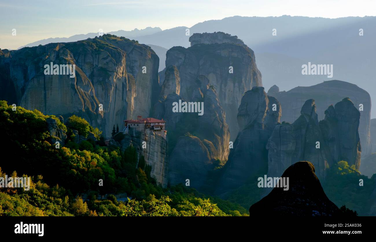 Monastero di Rousanou tra le rocce di Meteora, Grecia Foto Stock