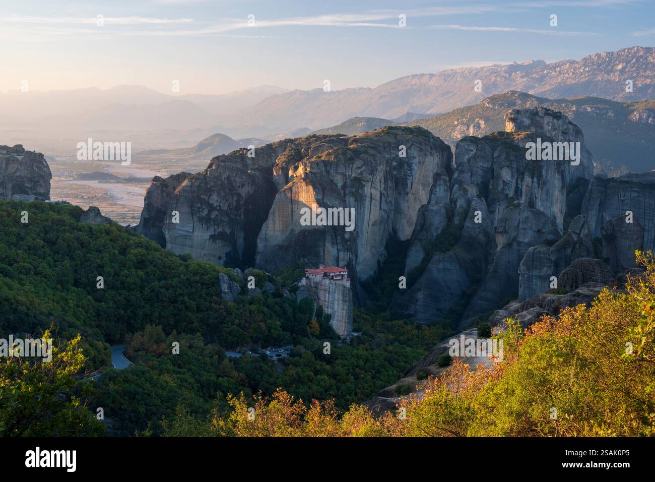 Monastero di Roussanou all'alba, Meteora, Grecia Foto Stock
