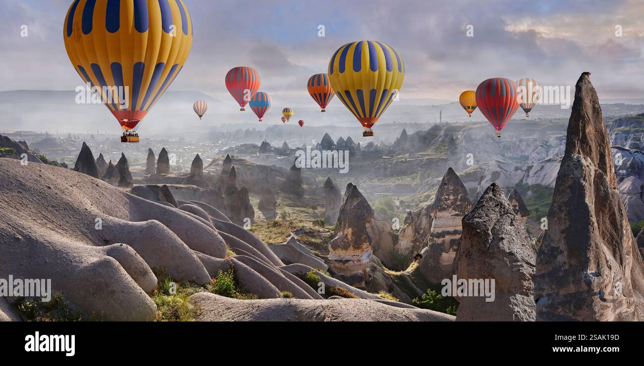 Vista delle spettacolari formazioni rocciose di Fairy Chimney vicino a Goreme al sole della mattina presto, Turchia. La Cappadocia è un'area della spect Foto Stock