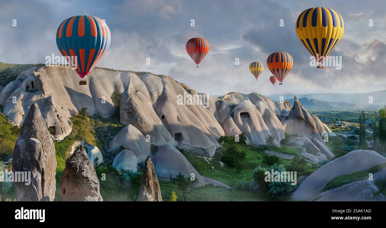 Vista delle spettacolari formazioni rocciose di Fairy Chimney vicino a Goreme al sole della mattina presto, Turchia. La Cappadocia è un'area della spect Foto Stock