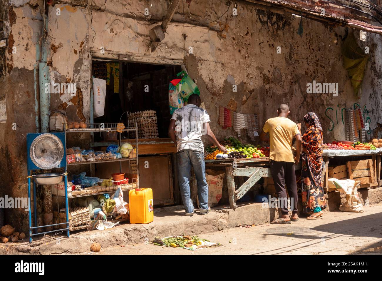 Africa Tanzania, Zanzibar, Stonetown, città vecchia, area di conservazione, negozi di verdure all'angolo di una stradina stretta Foto Stock