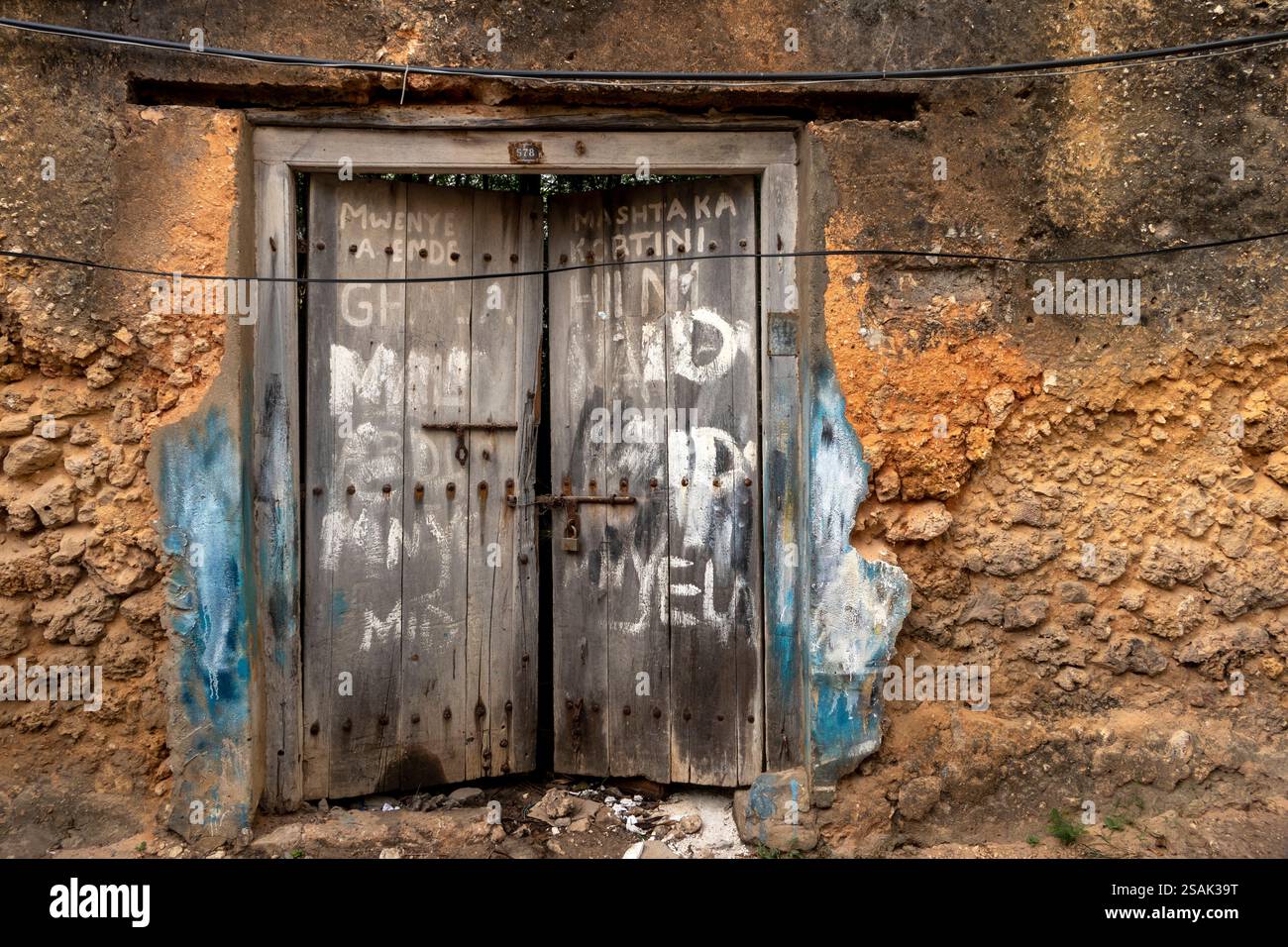 Africa Tanzania, Zanzibar, Stonetown, città vecchia, Nyumba Na Moto Street, cancelli in legno di vecchie case Foto Stock
