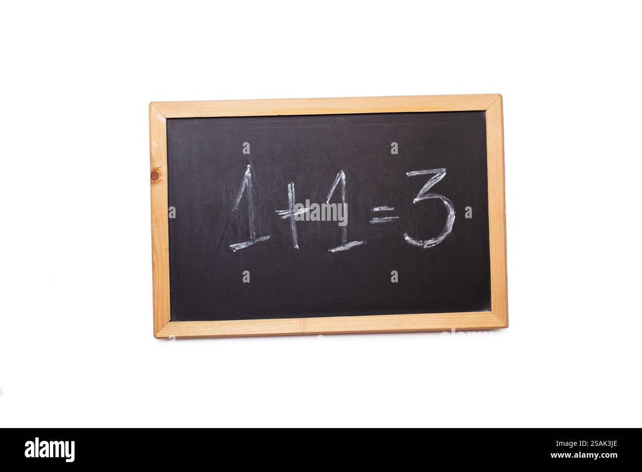 Uno più uno uguale a tre scritto su una lavagna su sfondo bianco Foto Stock
