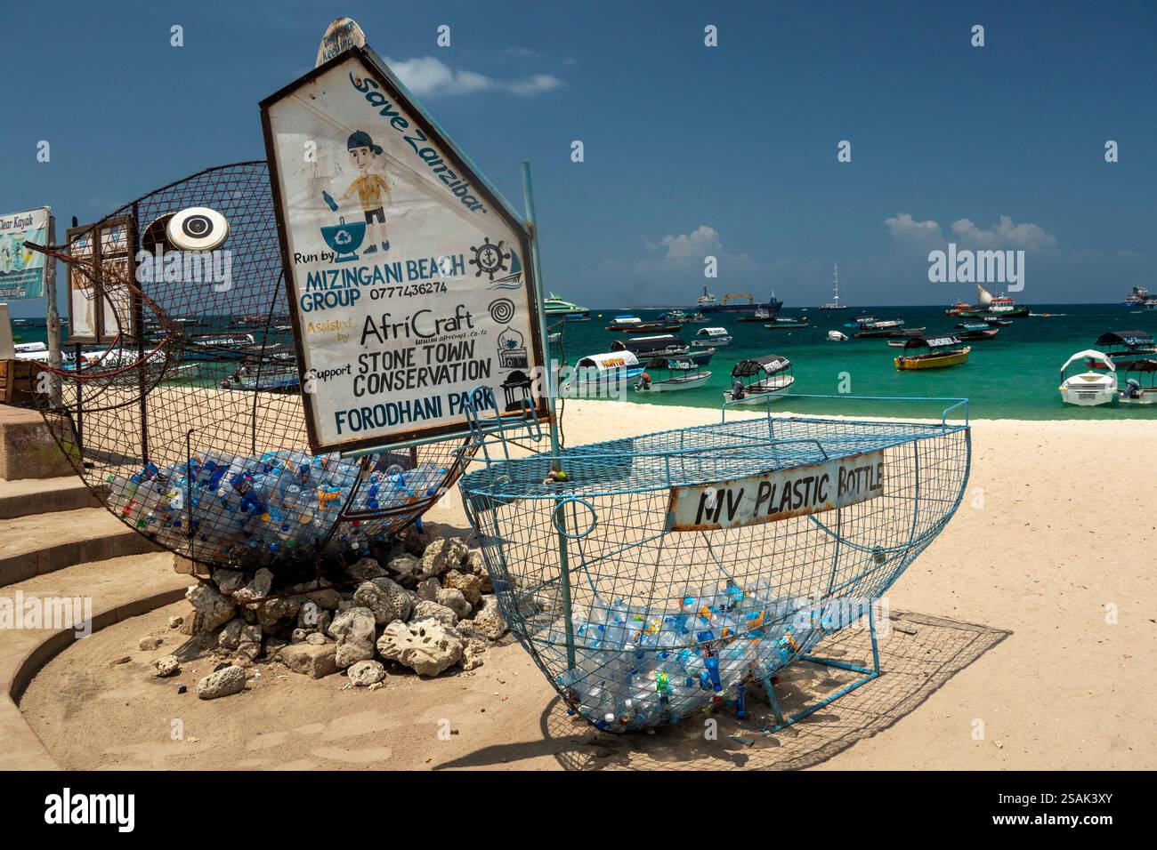 Africa Tanzania, Zanzibar, Stonetown, ambiente, Big Tree, Mzingani, spiaggia, punto di raccolta delle bottiglie di plastica Foto Stock