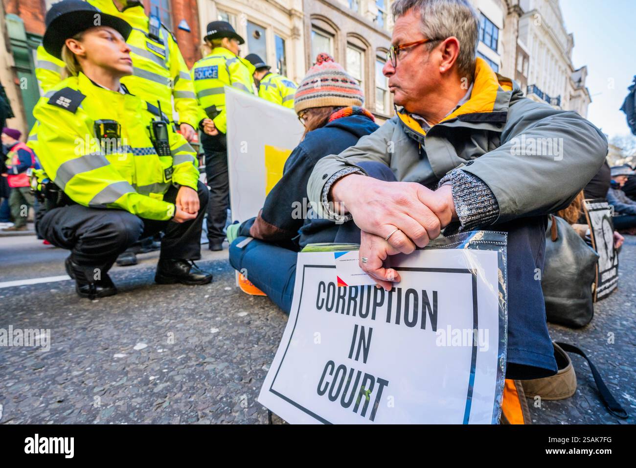 Londra, Regno Unito. 30 gennaio 2025. Hugh Fearnley-Whittingstall, chef famoso e personaggio televisivo, viene ripetutamente avvertito dalla polizia - Un grande gruppo di difensori dei nostri giurati arriva e organizza una protesta al tavolo fuori dell'area vietata. Di conseguenza, la polizia li avverte ripetutamente che sono responsabili dell'arresto di un articolo 14 della legge sull'ordine pubblico - proteste all'esterno, mentre la Corte d'appello ascolta le domande di congedo per le condanne riguardanti i casi di sostenitori di Just Stop Oil che sono stati condannati per quattro diversi atti di protesta. La corte sta valutando se la motivazione coscienziosa debba essere Foto Stock