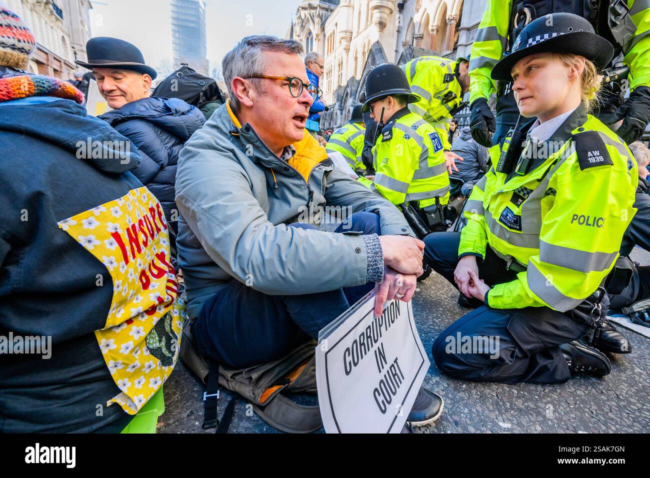 Londra, Regno Unito. 30 gennaio 2025. Hugh Fearnley-Whittingstall, chef famoso e personaggio televisivo, viene ripetutamente avvertito dalla polizia - Un grande gruppo di difensori dei nostri giurati arriva e organizza una protesta al tavolo fuori dell'area vietata. Di conseguenza, la polizia li avverte ripetutamente che sono responsabili dell'arresto di un articolo 14 della legge sull'ordine pubblico - proteste all'esterno, mentre la Corte d'appello ascolta le domande di congedo per le condanne riguardanti i casi di sostenitori di Just Stop Oil che sono stati condannati per quattro diversi atti di protesta. La corte sta valutando se la motivazione coscienziosa debba essere Foto Stock