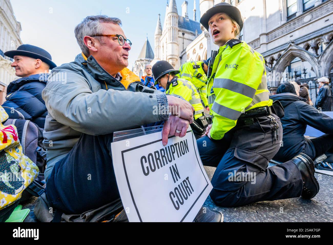Londra, Regno Unito. 30 gennaio 2025. Hugh Fearnley-Whittingstall, chef famoso e personaggio televisivo, viene ripetutamente avvertito dalla polizia - Un grande gruppo di difensori dei nostri giurati arriva e organizza una protesta al tavolo fuori dell'area vietata. Di conseguenza, la polizia li avverte ripetutamente che sono responsabili dell'arresto di un articolo 14 della legge sull'ordine pubblico - proteste all'esterno, mentre la Corte d'appello ascolta le domande di congedo per le condanne riguardanti i casi di sostenitori di Just Stop Oil che sono stati condannati per quattro diversi atti di protesta. La corte sta valutando se la motivazione coscienziosa debba essere Foto Stock