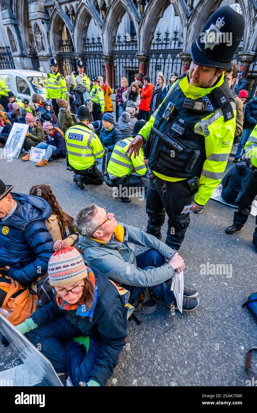 Londra, Regno Unito. 30 gennaio 2025. Hugh Fearnley-Whittingstall, chef famoso e personaggio televisivo, viene ripetutamente avvertito dalla polizia - Un grande gruppo di difensori dei nostri giurati arriva e organizza una protesta al tavolo fuori dell'area vietata. Di conseguenza, la polizia li avverte ripetutamente che sono responsabili dell'arresto di un articolo 14 della legge sull'ordine pubblico - proteste all'esterno, mentre la Corte d'appello ascolta le domande di congedo per le condanne riguardanti i casi di sostenitori di Just Stop Oil che sono stati condannati per quattro diversi atti di protesta. La corte sta valutando se la motivazione coscienziosa debba essere Foto Stock