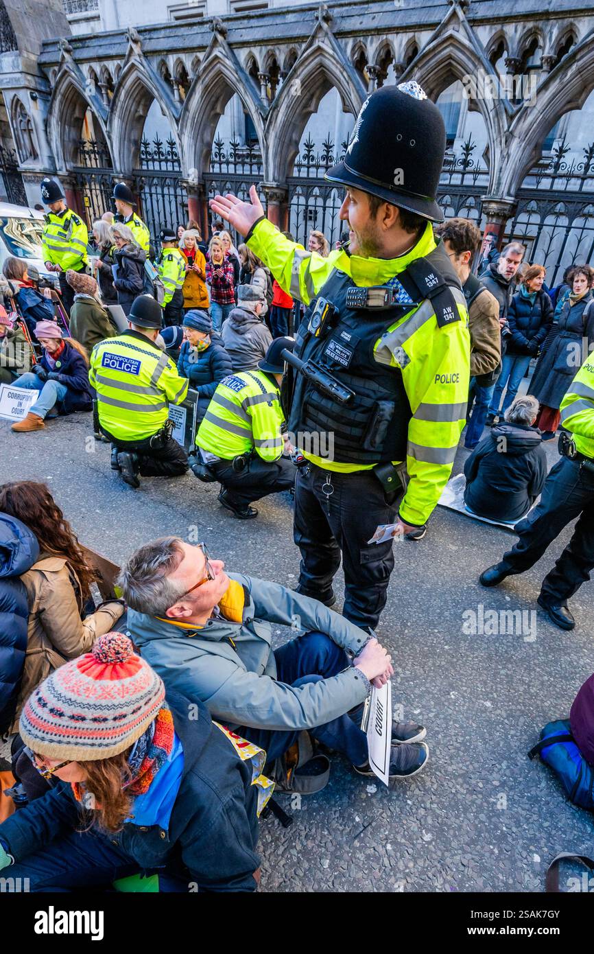 Londra, Regno Unito. 30 gennaio 2025. Hugh Fearnley-Whittingstall, chef famoso e personaggio televisivo, viene ripetutamente avvertito dalla polizia - Un grande gruppo di difensori dei nostri giurati arriva e organizza una protesta al tavolo fuori dell'area vietata. Di conseguenza, la polizia li avverte ripetutamente che sono responsabili dell'arresto di un articolo 14 della legge sull'ordine pubblico - proteste all'esterno, mentre la Corte d'appello ascolta le domande di congedo per le condanne riguardanti i casi di sostenitori di Just Stop Oil che sono stati condannati per quattro diversi atti di protesta. La corte sta valutando se la motivazione coscienziosa debba essere Foto Stock