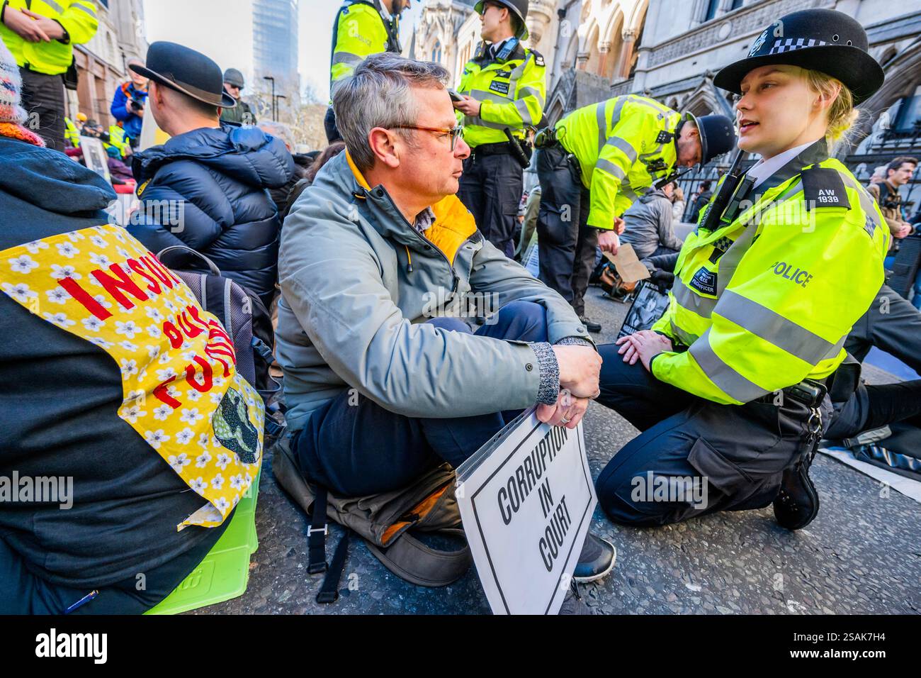 Londra, Regno Unito. 30 gennaio 2025. Hugh Fearnley-Whittingstall, chef famoso e personaggio televisivo, viene ripetutamente avvertito dalla polizia - Un grande gruppo di difensori dei nostri giurati arriva e organizza una protesta al tavolo fuori dell'area vietata. Di conseguenza, la polizia li avverte ripetutamente che sono responsabili dell'arresto di un articolo 14 della legge sull'ordine pubblico - proteste all'esterno, mentre la Corte d'appello ascolta le domande di congedo per le condanne riguardanti i casi di sostenitori di Just Stop Oil che sono stati condannati per quattro diversi atti di protesta. La corte sta valutando se la motivazione coscienziosa debba essere Foto Stock