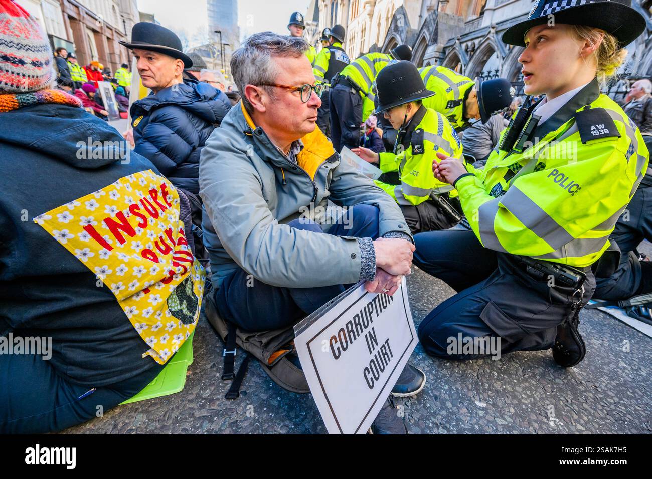 Londra, Regno Unito. 30 gennaio 2025. Hugh Fearnley-Whittingstall, chef famoso e personaggio televisivo, viene ripetutamente avvertito dalla polizia - Un grande gruppo di difensori dei nostri giurati arriva e organizza una protesta al tavolo fuori dell'area vietata. Di conseguenza, la polizia li avverte ripetutamente che sono responsabili dell'arresto di un articolo 14 della legge sull'ordine pubblico - proteste all'esterno, mentre la Corte d'appello ascolta le domande di congedo per le condanne riguardanti i casi di sostenitori di Just Stop Oil che sono stati condannati per quattro diversi atti di protesta. La corte sta valutando se la motivazione coscienziosa debba essere Foto Stock