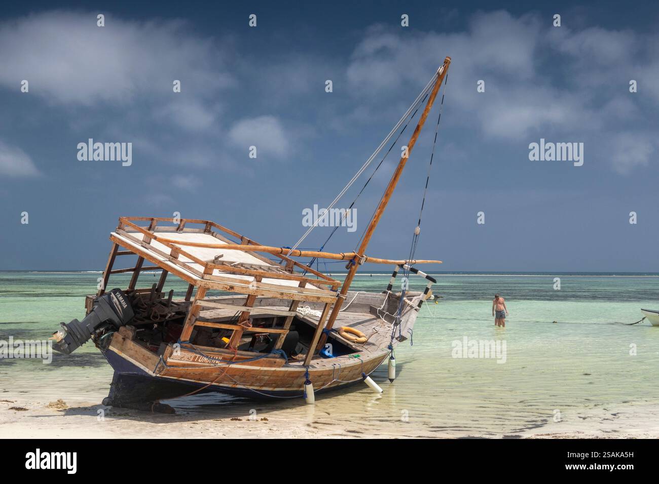 Africa Tanzania, Zanzibar, costa orientale, Matemwe, spiaggia, dhow da pesca in acque poco profonde con bassa marea Foto Stock