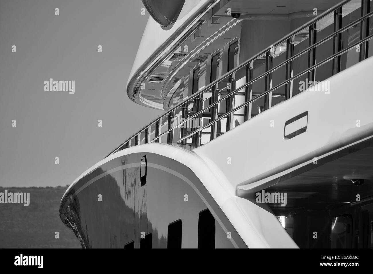 Elegante primo piano in bianco e nero di un moderno design di Superyacht di lusso Foto Stock
