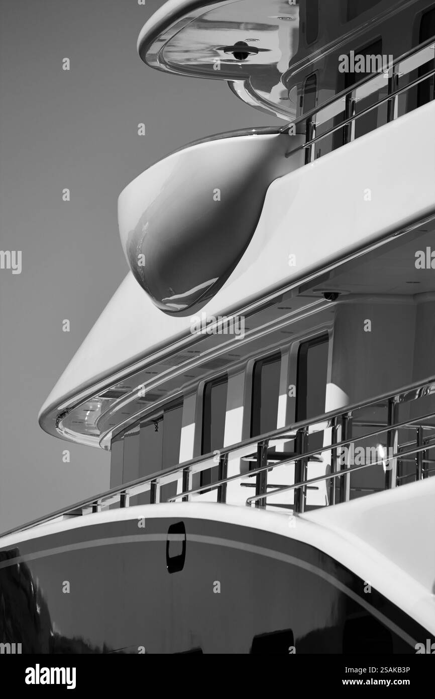 Elegante primo piano in bianco e nero di un moderno design di Superyacht di lusso Foto Stock