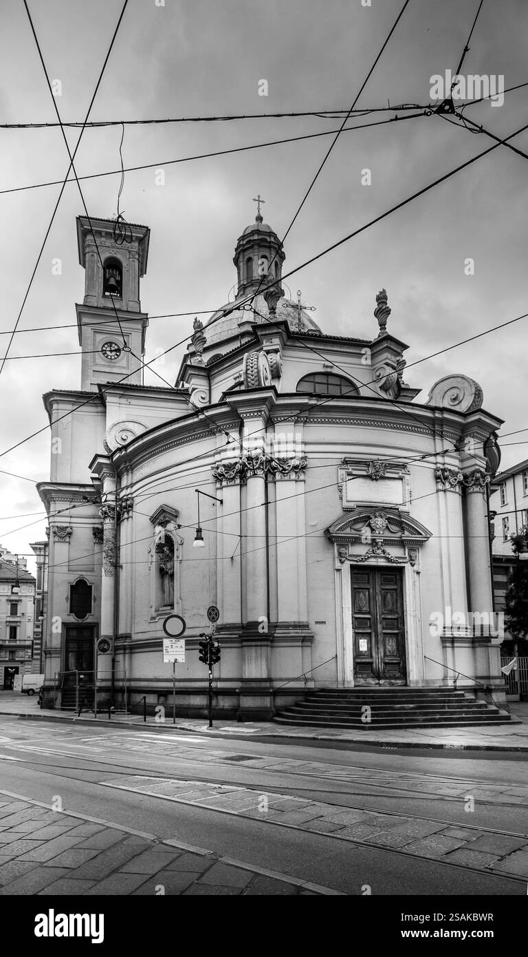 Cattura in bianco e nero di una chiesa storica nel centro di Torino, Italia Foto Stock