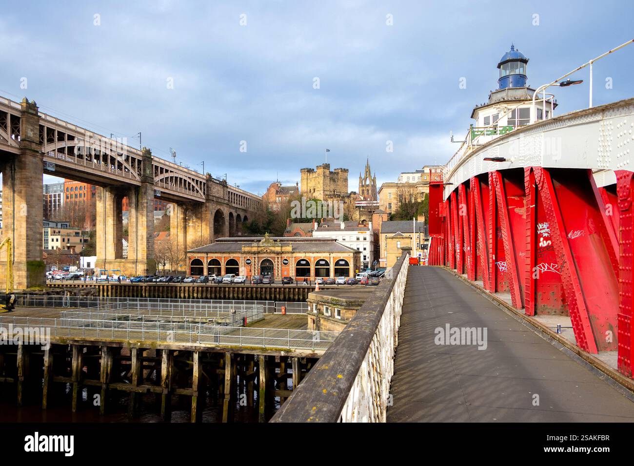travi in ferro rosso e rivetti di ponte girevole, ponte di alto livello, banchina del castello newcastle upon tyne regno unito Foto Stock