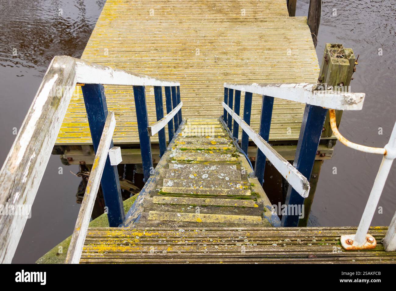 scalini o scale in legno che conducono a un molo o a uno sbarco in legno sul fiume tyne a newcastle upon tyne ukn newcastle upon tyne, tyne & wear uk Foto Stock
