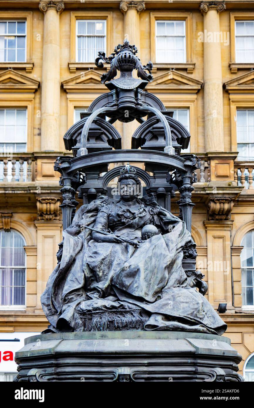 Statua in bronzo ornata della regina vittoria di Sir Alfred Gilbert 1903 in nicholas Square newcastle upon tyne, tyne & Wear uk Foto Stock