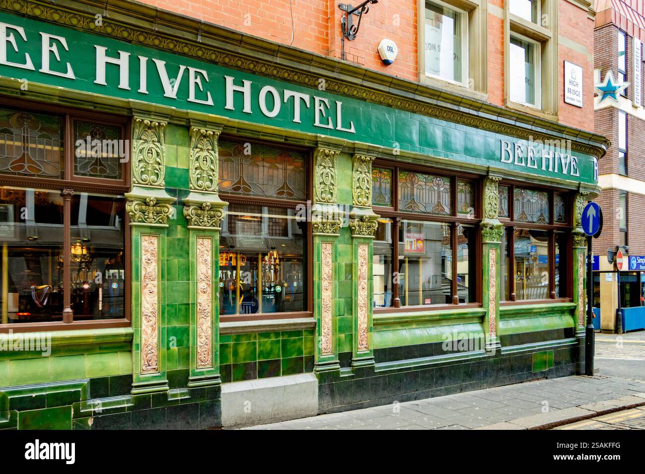 piastrelle di ceramica vittoriana verde sul pub dell'hotel a alveare a newcastle upon tyne, tyne & wear regno unito Foto Stock