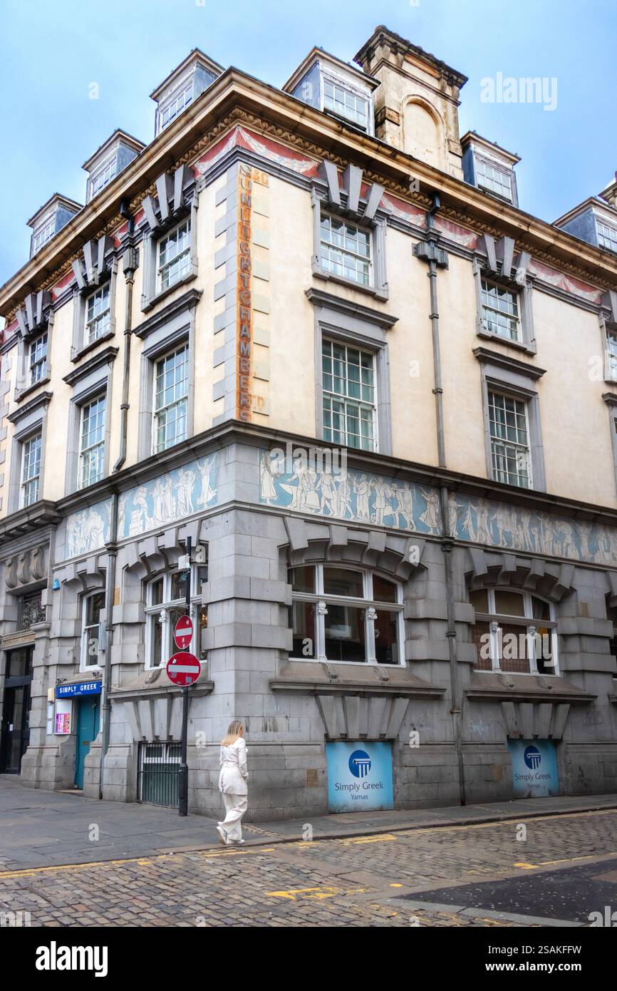 Sunlight Chambers, edificio residenziale e commerciale classificato Bigg Market Newcastle upon Tyne, progettato dagli architetti William & Segar Owen, fregio a mosaico Foto Stock