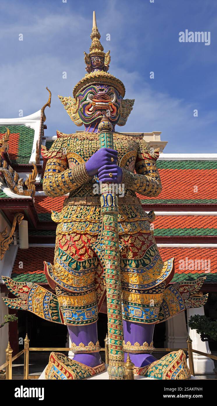 Statua del Guardiano (Giganti Yaksha), Wat Phra Kaew (Tempio del Buddha di Smeraldo) e Grand Palace a Bangkok, Thailandia Foto Stock