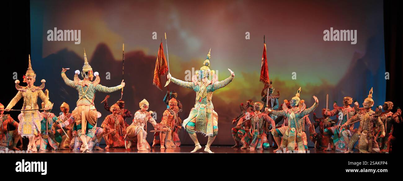 Khon Performance al sala Chalermkrung Royal Theatre è uno spettacolo messo in scena per seguire le orme di sua Maestà Re Maha Vajiralongkorn Phra Vajiraklaoch Foto Stock